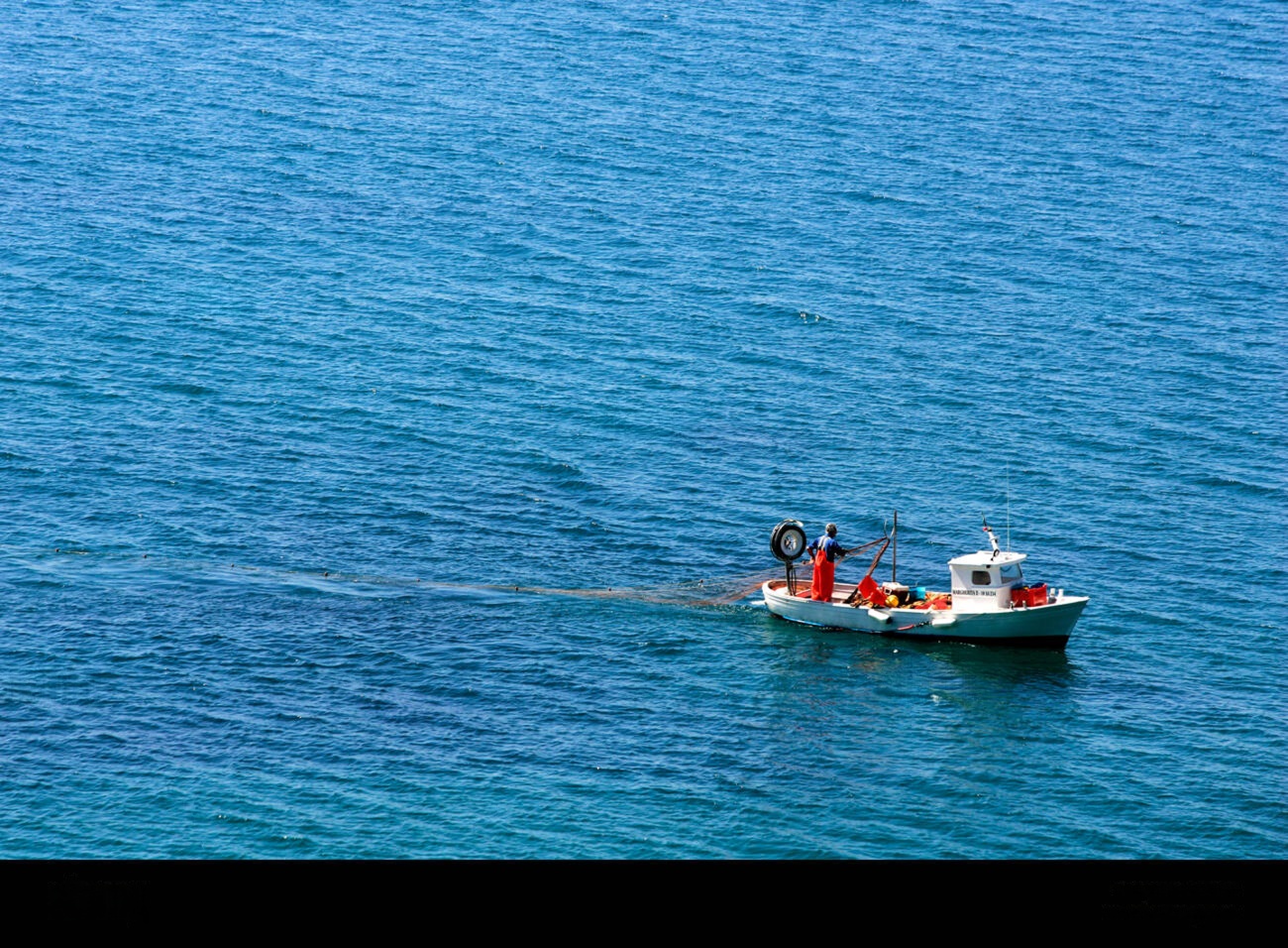 Pescatore cilentano con le reti, tradizione della pesca artigianale