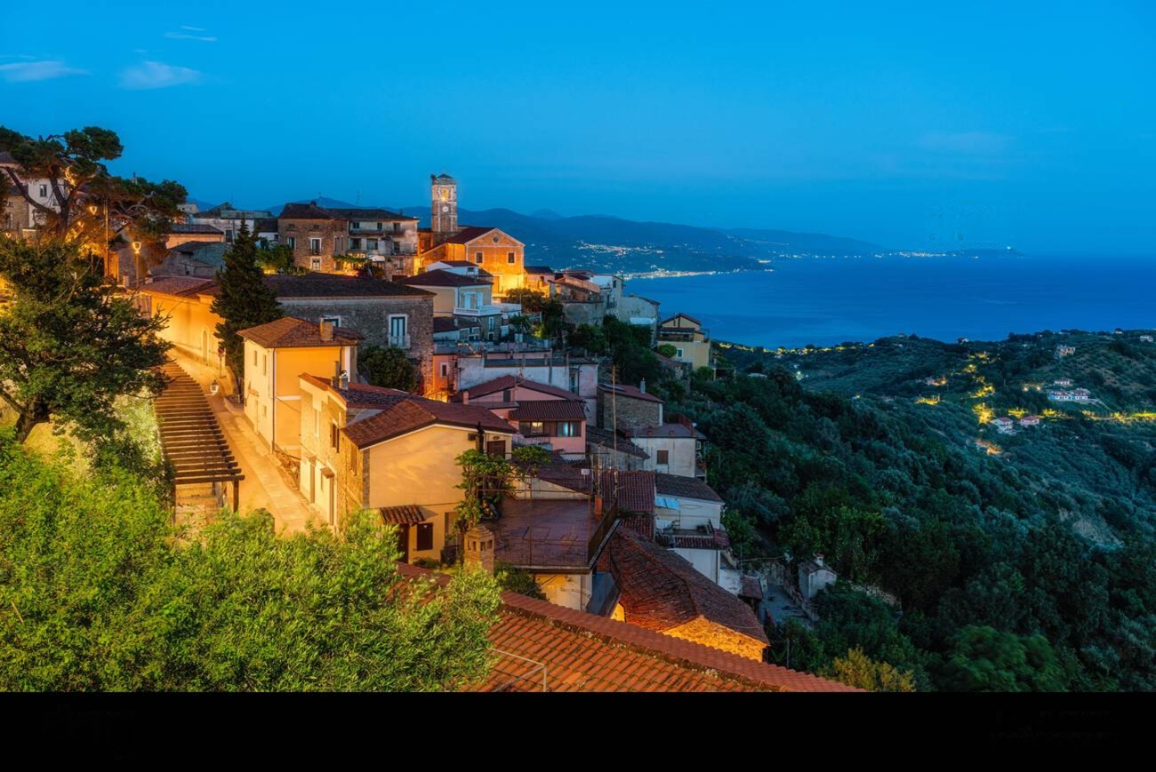 Il borgo di Pollica illuminato di sera, cornice degli eventi del Cilento