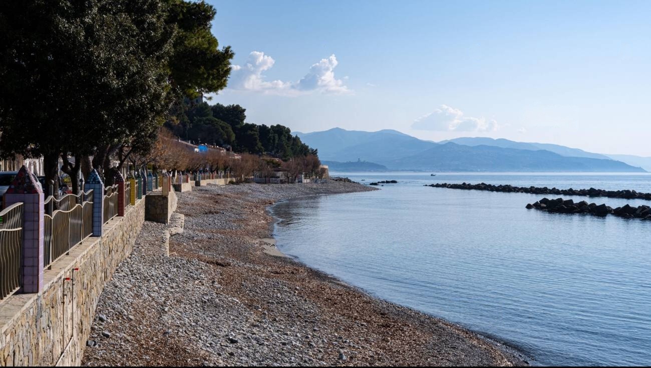 Il lungomare e la spiaggia di ciottoli di Acciaroli