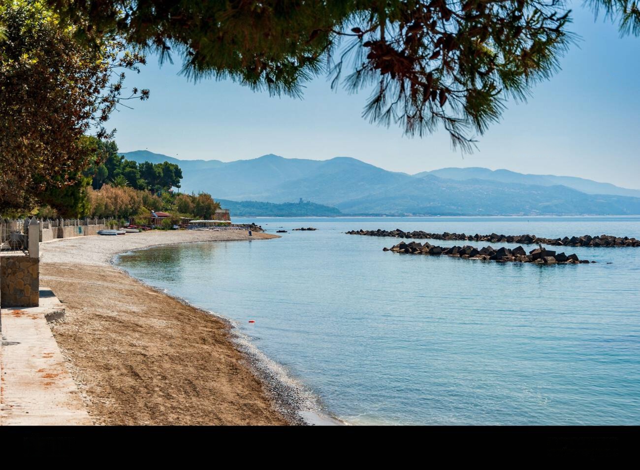 Spiaggia di Pioppi tra i pini